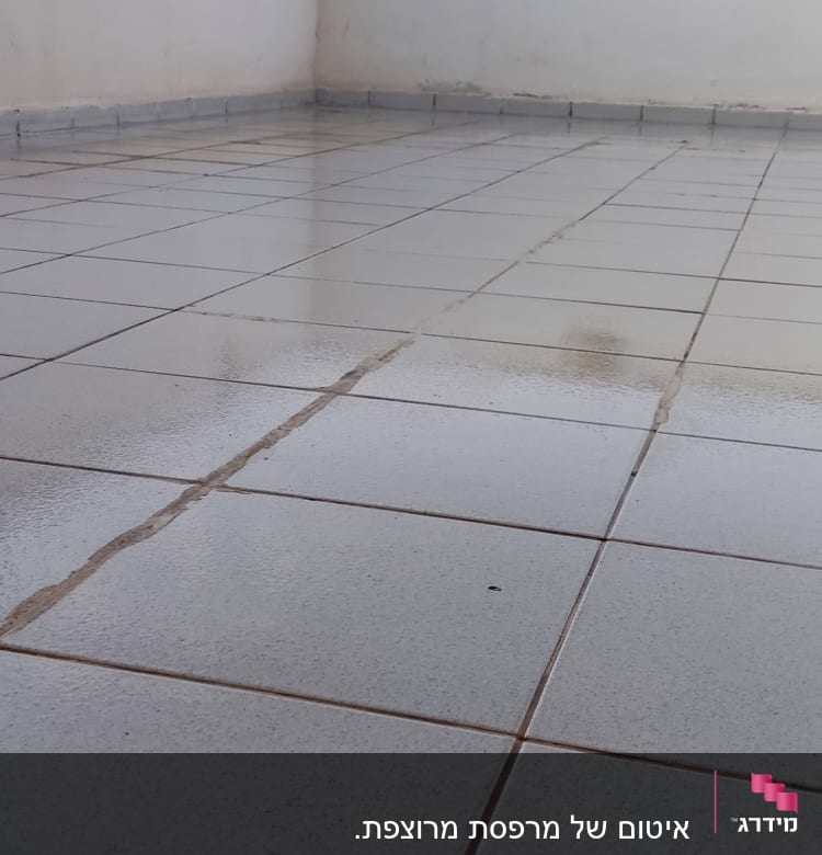 רצפה מרוצפת עם קווים אטומים בחומר איטום